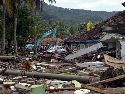 DAMPAK TSUNAMI SELAT SUNDA DI KALIANDA | ANTARA Foto