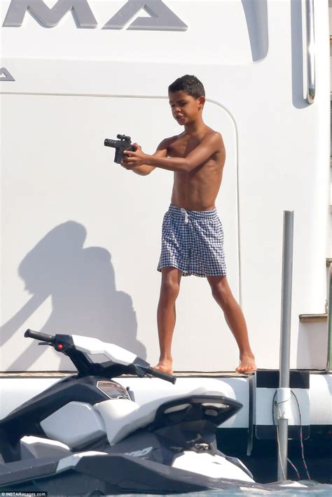 Cristiano Ronaldo shows off abs on board luxury yacht with family ...