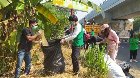 Relawan Lingkungan Aksi Nyata Bersihkan Sampah Di Tps Liar Di Ringroad