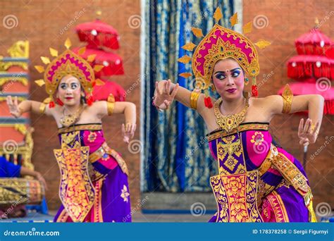 Danza Balinesa Tradicional Foto De Archivo Editorial Imagen De Isla