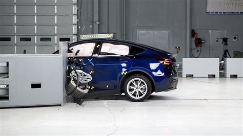 Tesla Model Y Driver Side Small Overlap Iihs Crash Test Youtube