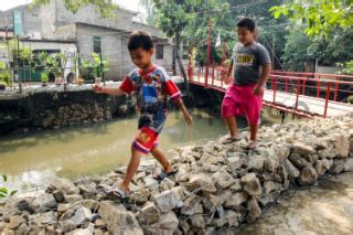 Tanggul Pencegah Banjir Di Cipinang DATATEMPO