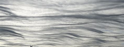 asperitas morskie fale na niebie rozwinely sie pod pradem