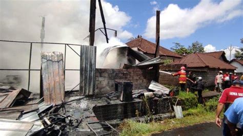 Warga Panik Lihat Kepulan Asap Pekat Gudang Barang Bekas Di Desa