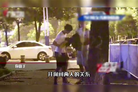 镜头下暖心的一幕，女子醉倒街边遇坏人，好心男子出手保护坏人好心女子