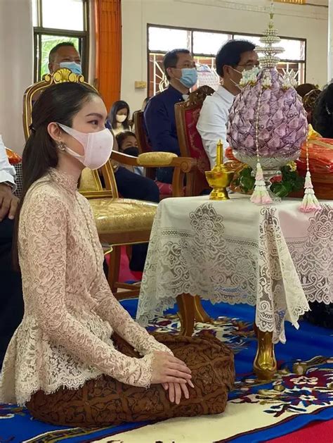 6 Potret Nong Poy Pakai Baju Tradisional Mana Outfit Yang Paling