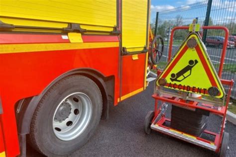 Cotentin Un jeune homme percute un poteau électrique en voiture il