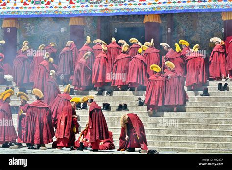 Xiahe los monjes tibetanos budismo fotografías e imágenes de alta