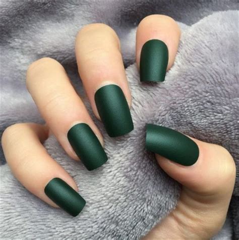 50 Elegant Emerald Christmas Green Nail Designs You Shoud Do For The