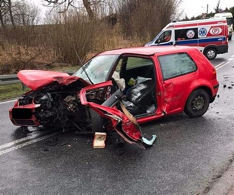 Wypadek na DK46 w Lelowie Dwie kobiety ranne po czołowym zderzeniu z