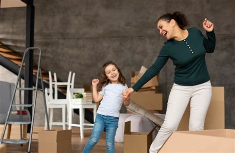 Familie Zieht In Ein Neues Zuhause Kostenlose Foto