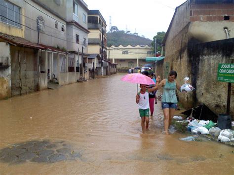 Chuva alaga ruas da Grande Vitória em poucos minutos fotos em