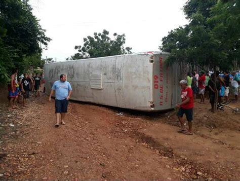 Nibus Tomba Na Localidade Do Carneiro