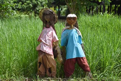 Kanchanaburi Tailandia 09 09 2019 Dos Espantap Jaros En Trajes