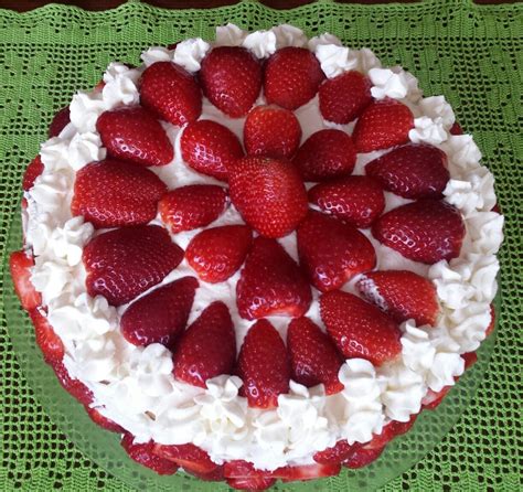 Tort biszkoptowy z bitą śmietaną mascarpone i truskawkami Strawberry