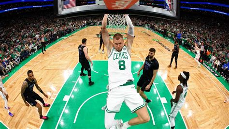 Porzingis Regresa Como Un H Roe Y Los Celtics Arrasan A Los Mavericks