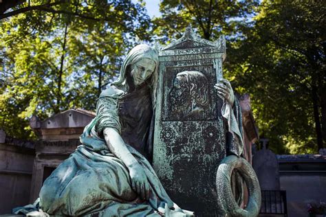 Pere Lachaise Cemetery | Sculpture and famous graves