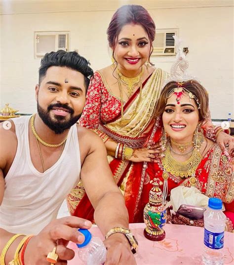 Sudipta Banerjee Soumya Bokshi Wedding মাথায় টোপর হাতে গাছকৌটো ফিটন