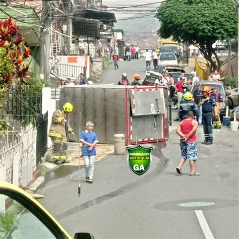 Guardianes Antioquia Oficial On Twitter Nos Reportan Volcamiento De Vehículo En El Barrio