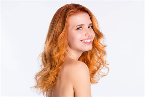 Seitenprofil Foto Porträt Von Mädchen Mit Lockig Rot Haar Lachen Glücklich Mit Nackten Schultern