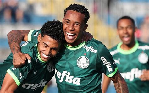 Kevin celebra gol olímpico na base e exalta ambiente no profissional do