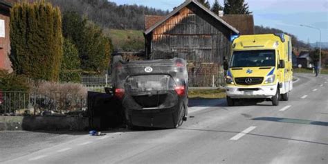 Spektakulärer Unfall in Rüthi SG Auto bleibt auf Dach liegen