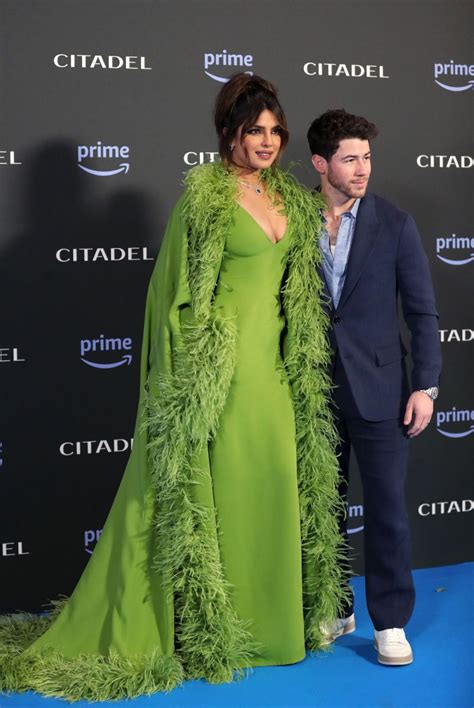 Nick Jonas Drools Over Priyanka Chopras Mesmerizing Green Ensemble