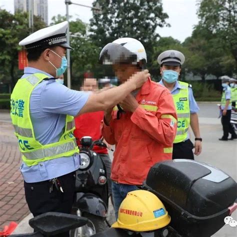 百色公安交警开展摩托车、电动车交通安全宣传活动行车驾驶证车辆