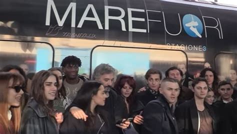 Mare Fuori A Roma Termini Il Cast Incontra I Suoi Fan E Saluta La