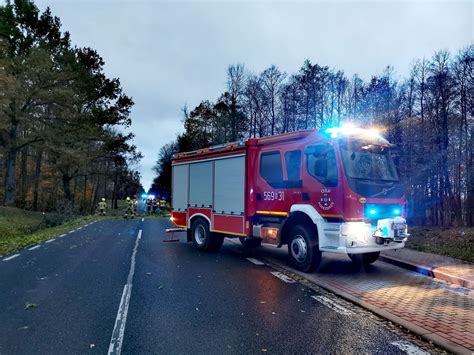 Karetka uderzyła w drzewo Pacjent zmarł są ranni