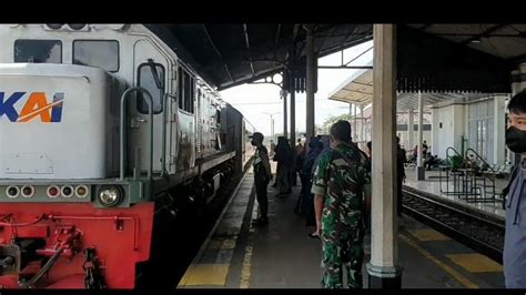 Penjualan Tiket Kereta Api Jelang Mudik Lebaran Di Stasiun Cimahi