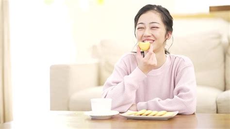 笑顔でお菓子を食べる女性の動画｜無料の動画素材サイト「動画ac」