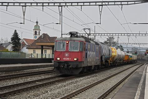 Re 420 246 1 durchfährt am 09 02 2023 den Bahnhof Rupperswil