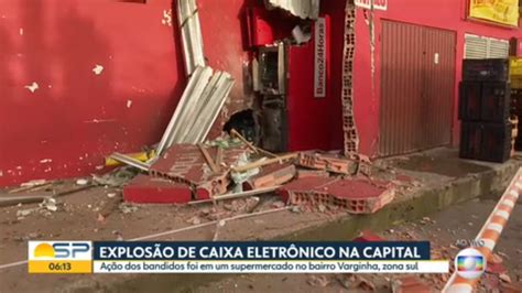 Vídeo Criminosos explodem caixa eletrônico de supermercado na Zona Sul