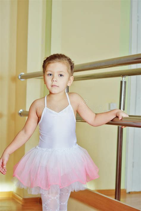 Petite Fille Mignonne Sautant Avec Joie D Isolement Sur Le Fond Blanc