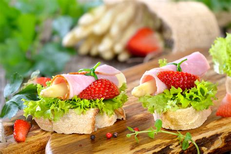 Crostini mit Erdbeeren und Spargel Schinken Röllchen Rezept