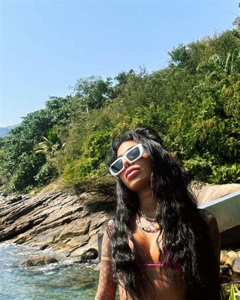 Dhiovanna Barbosa renova bronzeado em Ilhabela e abre álbum de fotos de