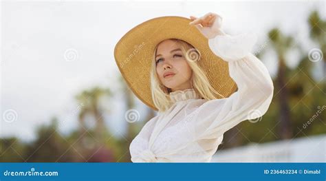 Mujer Con Elegante Vestimenta De Playa Al Aire Libre Frente A Palmeras