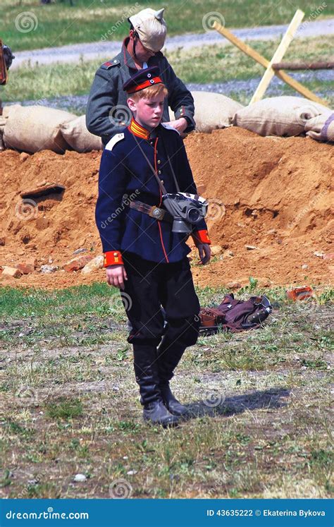 El Soldado reenactor Joven Camina En El Campo De Batalla Fotografía