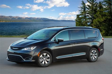 2023 Chrysler Pacifica Hybrid: 217 Exterior Photos | U.S. News