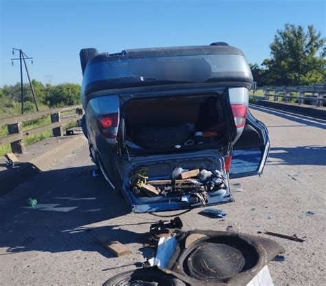 Un auto despistó y volcó sobre un puente en la Ruta Nacional 12 El