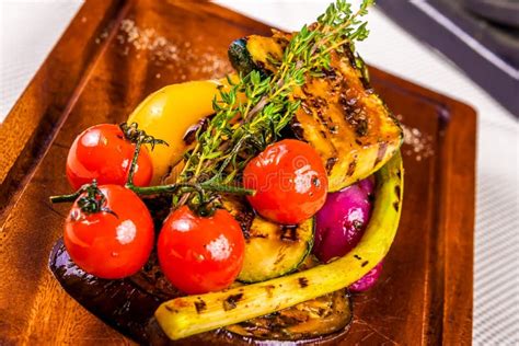 Verduras Asadas A La Parrilla Sanas En La Tajadera Foto De Archivo