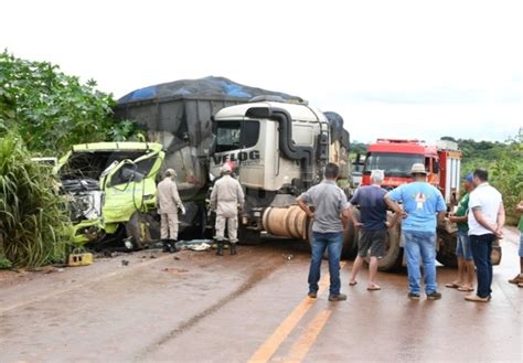 Para se salvar de sequestro motorista joga carreta em outro veículo