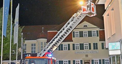 Mit Hilfe Aus Stuttgart Rettet Feuerwehr 20 Darsteller Vom Dach Des