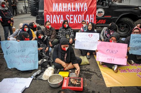 Foto Aksi Tolak Mahalnya Biaya Sekolah Di Jawa Barat