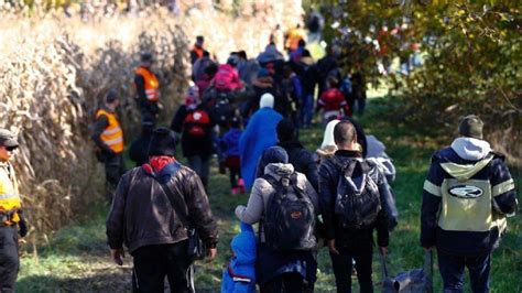 Tausende Flüchtlinge drängen nach Österreich