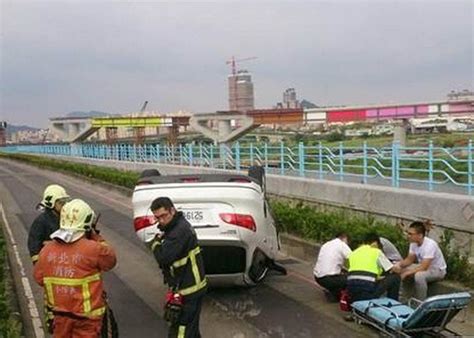 新北私家車疑車速過快 撞分隔島翻車｜即時新聞｜台灣｜oncc東網