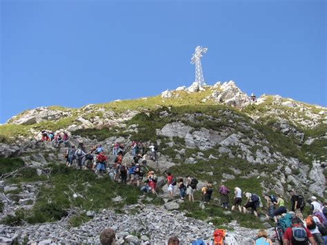 Tłumy turystów w Tatrach Jakie szczyty są najpopularniejsze RMF 24