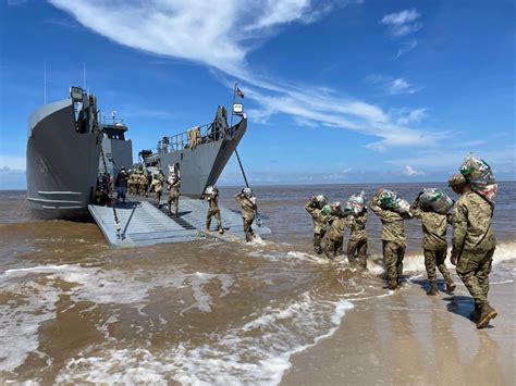 Soldados del Ejército Nacional lideran entrega de ayudas humanitarias