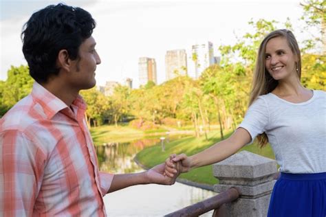 Vista Lateral De Un Joven Sonriente De Pie Al Aire Libre Foto Premium